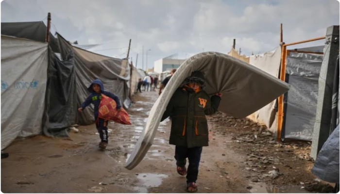 المنخفض الجوي يفاقم المعاناة.. إصابة طفل وغرق خيام النازحين في غزة