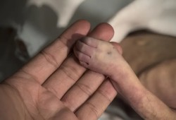 استشهاد الرضيع محمد أبو هربيد بسبب البرد القارس في غزة