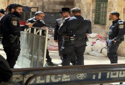 مئات الصهاينة يدنسون الأقصى ويؤدون صلوات تلمودية