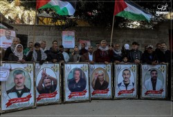 اعتصام أمام الصليب الأحمر بغزة للمطالبة بكشف مصير الأسرى