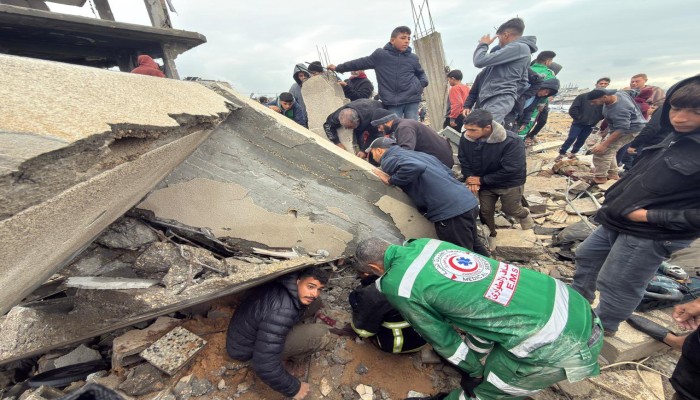 5 شهداء وإصابات جراء انهيار مبنى متضرر بقصف صهيوني في غزة