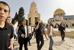 الإرهابي بن غفير وعشرات الصهاينة يقتحمون الأقصى