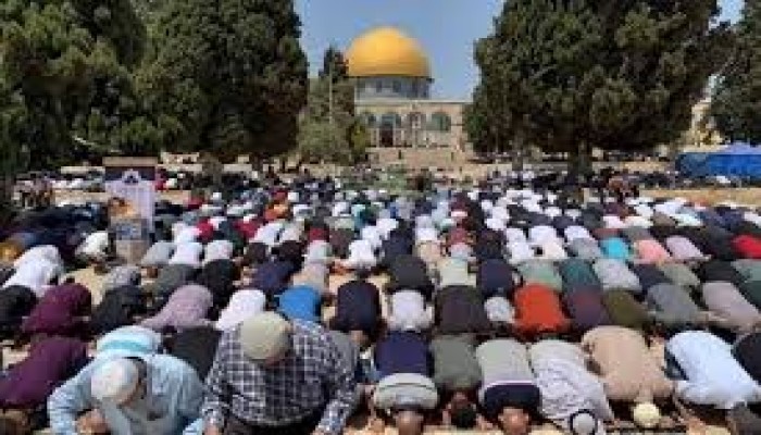 عشرات الآلاف يؤدون صلاة الجمعة في الأقصى برغم قيود الاحتلال