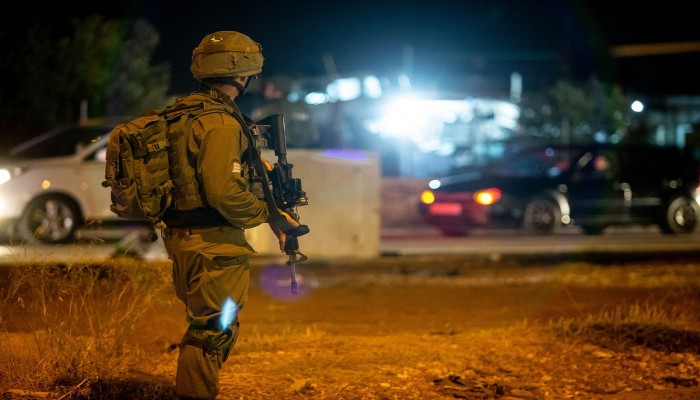 الاحتلال يحاصر المسجد القديم ويحتحز مصلين غرب رام الله