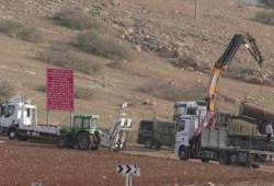 الاحتلال يجبر عائلة فلسطينية على النزوح من قرية عاطوف