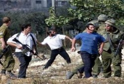 إصابة شباب فلسطينيين بهجمات لمستوطنين جنوبي نابلس