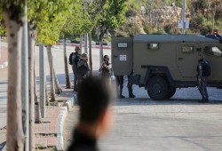 شهيد برصاص الاحتلال في الخليل وإحراق مقر أونروا بالقدس