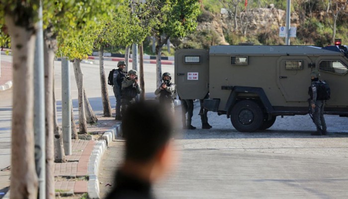 شهيد برصاص الاحتلال في الخليل وإحراق مقر أونروا بالقدس