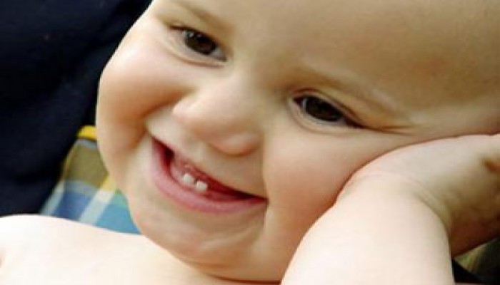 مسُّ الأُمِّ لِعورة طفلها.. هل ينقضُ الوضوء؟