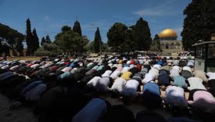 عشرات الآلاف يؤدون صلاة الجمعة في الأقصى