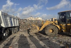 بدء ترحيل 370 ألف طن نفايات متراكمة وسط غزة