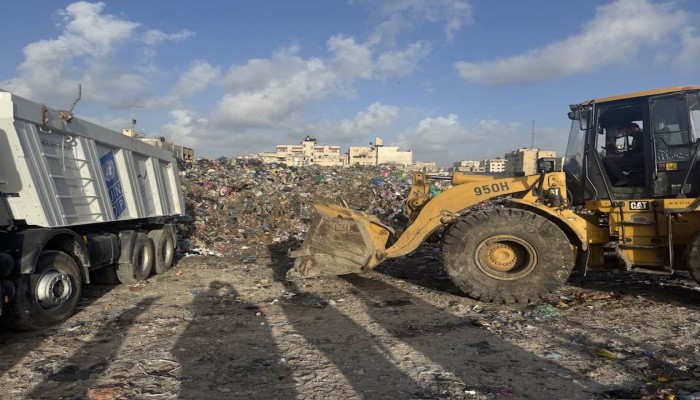 بدء ترحيل 370 ألف طن نفايات متراكمة وسط غزة
