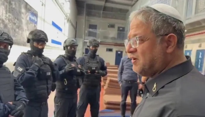 الإرهابي بن غفير يقتحم سجن عوفر ويهدد بإعدام أسرى