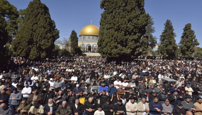 80 ألفاً يؤدون صلاة الجمعة في الأقصى برغم قيود الاحتلال