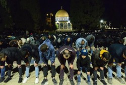 50 ألفا يصلون العشاء والتراويح في الأقصى برغم القيود المشددة