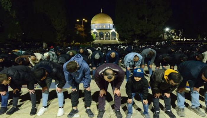50 ألفا يصلون العشاء والتراويح في الأقصى برغم القيود المشددة