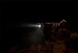 شباب يحرسون بلدة سنجل من اعتداءات المستوطنين