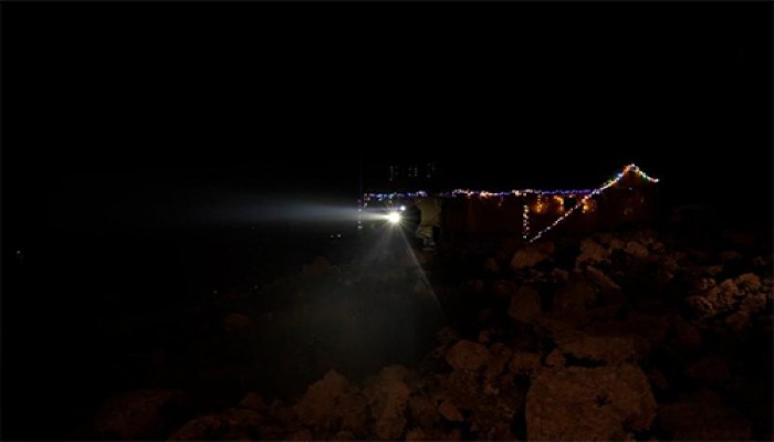 شباب يحرسون بلدة سنجل من اعتداءات المستوطنين