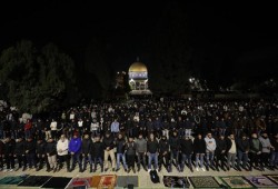 40 ألفا يصلون العشاء والتراويح في الأقصى برغم قيود الاحتلال