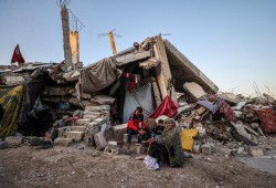 الاحتلال يغلق المعابر مع غزة ويواصل خروقات وقف النار