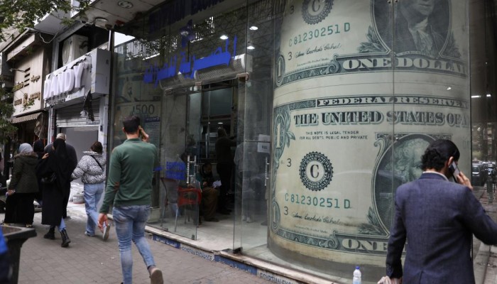 تسارع خروج الأموال الساخنة من مصر... والجنيه يواصل الهبوط