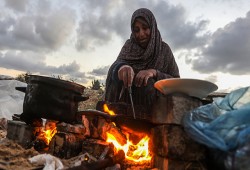 في يوم المرأة العالمي.. 21 ألف أرملة بغزة يحملن عبء الفقد والحياة