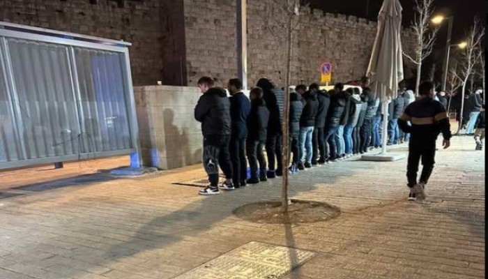 الصلاة قرب أبواب الأقصى بعد إغلاقه لليوم الـ12