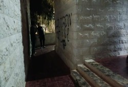 عصابات مستوطنين تحرق جزءاً من مسجد في نابلس