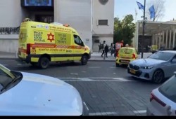 إصابة مسئول صهيوني بعملية طعن قرب تل أبيب