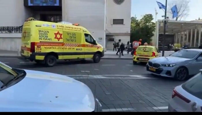 إصابة مسئول صهيوني بعملية طعن قرب تل أبيب