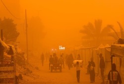 عاصفة رملية تفاقم معاناة النازحين في غزة