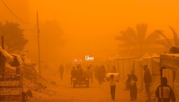 عاصفة رملية تفاقم معاناة النازحين في غزة