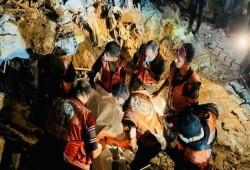 3 شهداء بانهيار مبنى متضرر في مواصي خان يونس