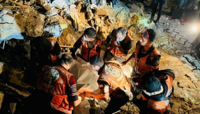 3 شهداء بانهيار مبنى متضرر في مواصي خان يونس