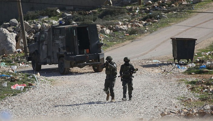 ضابط صهيوني يسرق حجراً أثرياً من طولكرم