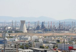 إيران تقصف منشأة طاقة في حيفا وتقطع الكهرباء