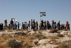 صهاينة يهاجمون مدرسة في نابلس ويزيلون العلم الفلسطيني