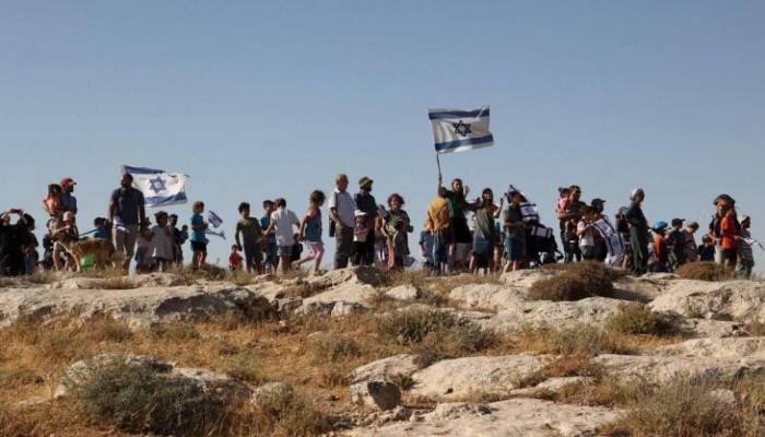 صهاينة يهاجمون مدرسة في نابلس ويزيلون العلم الفلسطيني