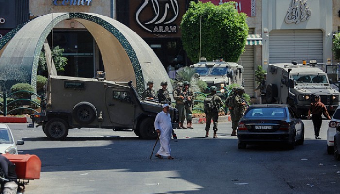 قوات الاحتلال تشن حملة واسعة في الضفة وتعتقل العشرات