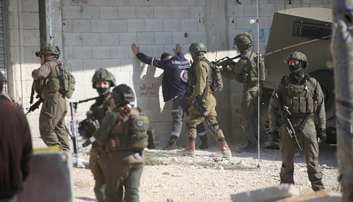 الاحتلال يشن حملة اعتقالات بالضفة وتصاعد هجمات المستوطنين