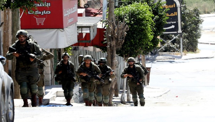 قوات الاحتلال تقتحم مخيم قلنديا وتصيب مواطنين