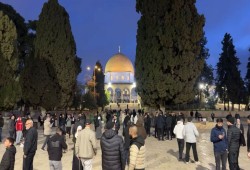 الآلاف يؤدون صلاة الفجر في المسجد الأقصى بعد إغلاقه 40 يوماً