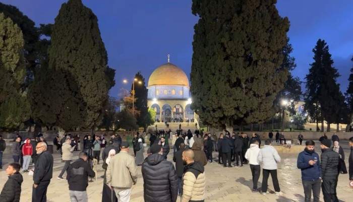 الآلاف يؤدون صلاة الفجر في المسجد الأقصى بعد إغلاقه 40 يوماً