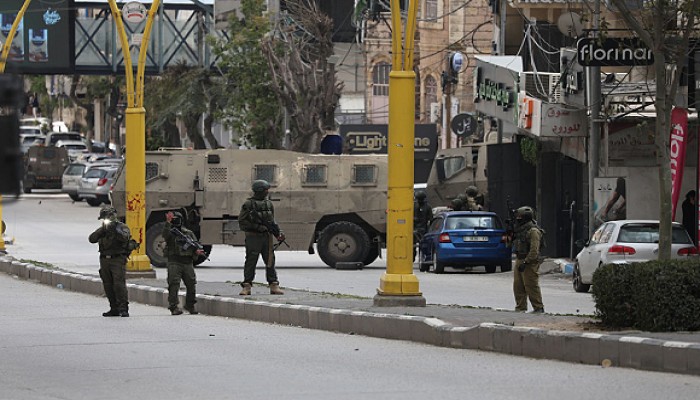 الاحتلال يشن حملة اعتقالات بالضفة وإصابة 7 فلسطينيين