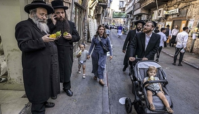 صهاينة ينصبون بوابة حديدية في البلدة القديمة بالقدس