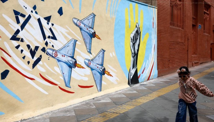 ترامب يدرس شن ضربات.. وإيران: جاهزون للرد