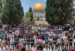 75 ألفا يؤدون صلاة الجمعة في الأقصى