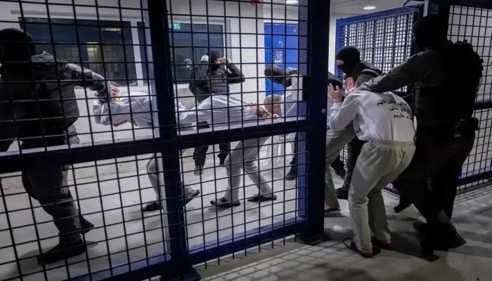 نشر بيانات 35 معتقلاً من غزة في سجون الاحتلال