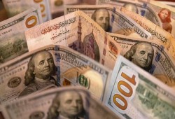 سعر الدولار يقترب من54 جنيهاً
