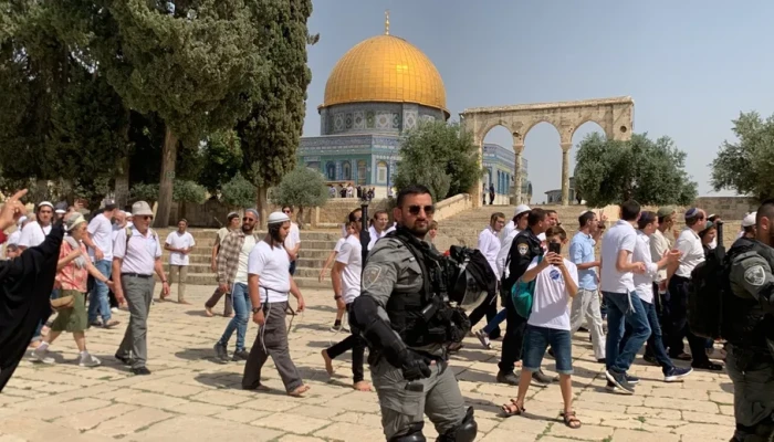 110 مستوطنين يدنسون الأقصى بحماية الاحتلال